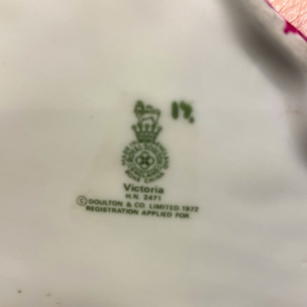 Victoria Porcelain Figurine - Picture 10 of 11